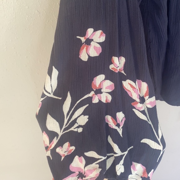 Billabong blouse. - Picture 2 of 5